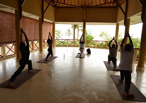 Üben Sie morgens gemeinsam in der Gruppe mit Blick auf das Meer Yoga 