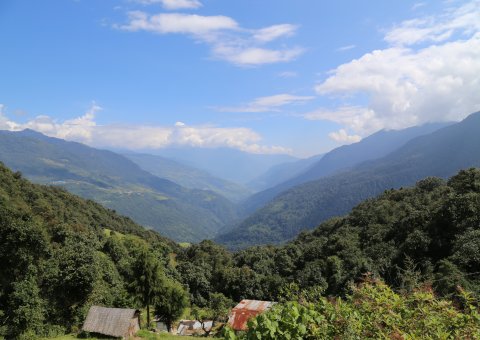 Erleben Sie die Berge, Wälder und Täler auf einem Trekking in Bhutan