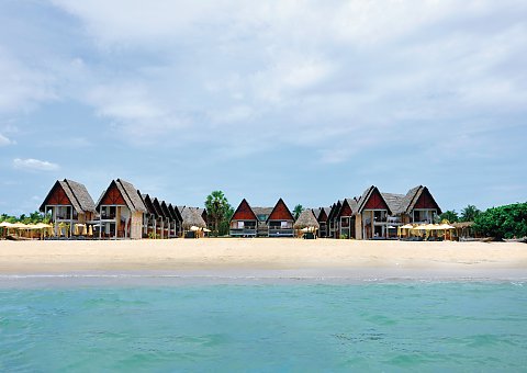 Blick vom Meer auf das Resort