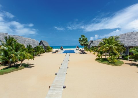 Ein Weg führt direkt vom Maalu Maalu Resort zum weißen Sandstrand