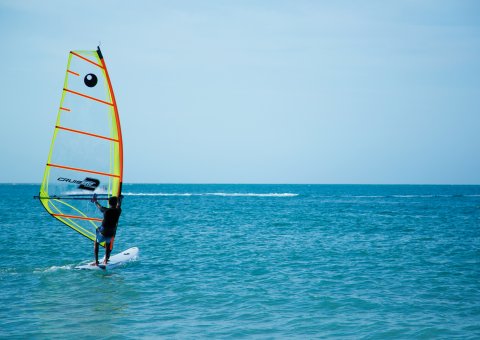 Surfen in der azurblauen Passikudah Bay