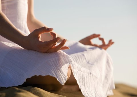 Entspannen Sie bei einer Meditation am Strand
