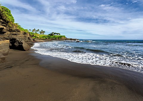 Auch ein schwarzer Strand kann entzücken