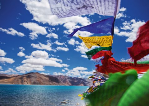 Gebetsfahnen sind im tibetischen Kulturraumes an jedem Bergpass und auf jedem Gipfel zu finden