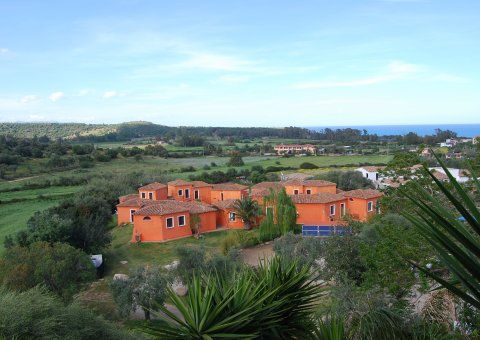 Umgeben von grüner Natur und mit Blick auf das Meer befindet sich das Hotel Galanìas