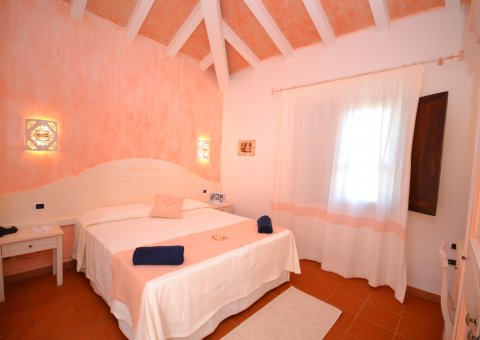 Die im sardischen Stil eingerichteten Zimmer laden zum Wohlfühlen ein