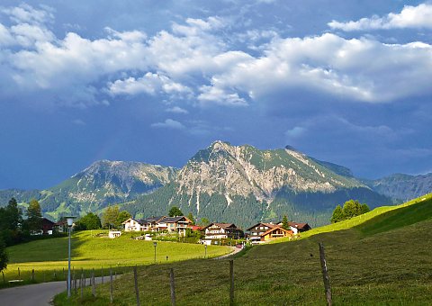 Genießen Sie ein traumhaftes Panorama der Allgäuer Berge