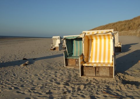 Genießen Sie die Ruhe am Strand in einem der vielen Strandkörbe
