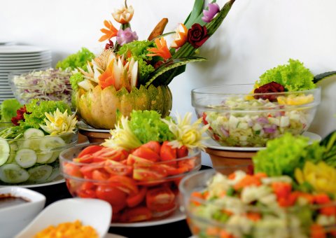 Bedienen Sie sich an der leckeren Buffetauswahl im Heritance Ayurveda Maha Gedara