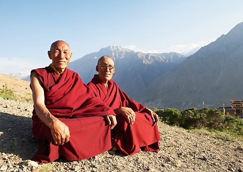 Zufriedene Mönche in den Bergen