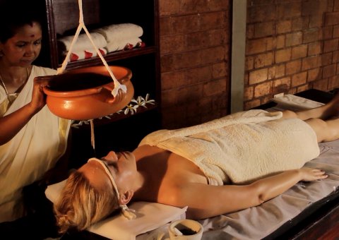 Der Shirodhara  ist eine typische Ayurveda Behandlung