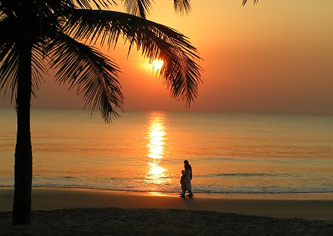 Genießen Sie den faszinierenden Sonnenuntergang am langen Sandstrand