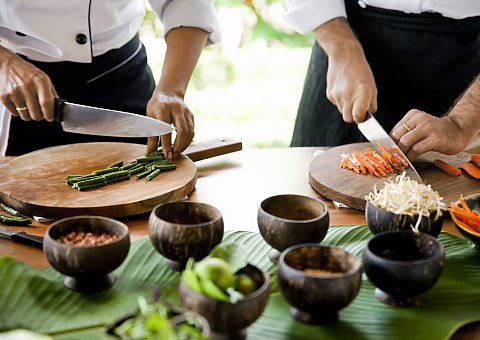 Beobachten Sie im Como Shambhala wie die balinesischen Chefs Ihr Essen vor Ihren Augen zubereiten