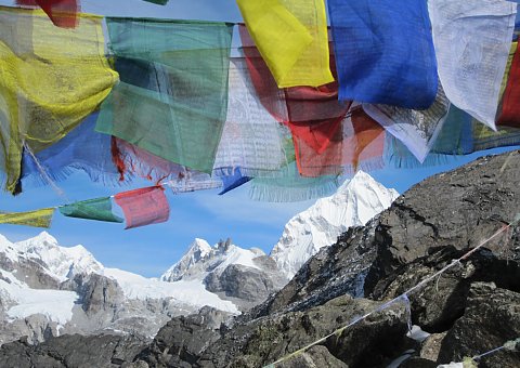 Buddhistische Gebetsfahnen in den Bergen Nepals