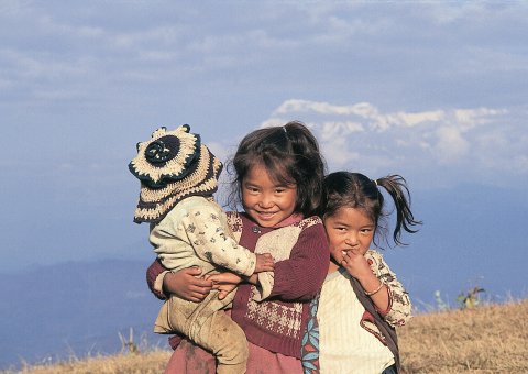 Nepalesische Mädchen in den Bergen
