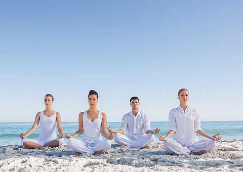 Gemeinsam mit anderen NEUE WEGE Gästen am Strand meditieren