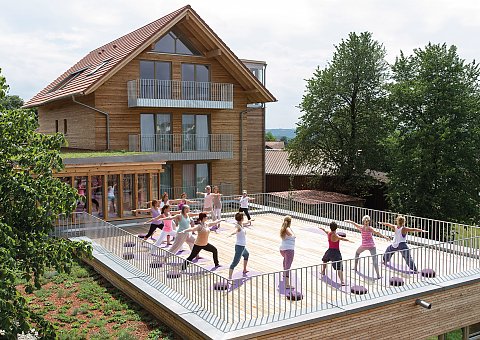 Wohltuende Yoga-Einheiten auf der Außenplattform