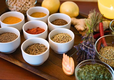 Die Speisen werden mit typisch ayurvedischen Kräutern verfeinert