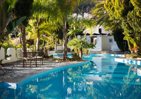 Erfrischung nach dem Yoga: perfekt eignet sich dafür der Pool des Castillo San Rafael in Andalusien