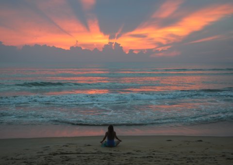 Yoga bei Sonnenuntergang am Strand von Sri Lanka