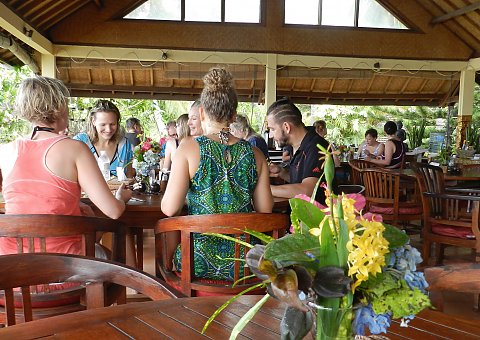 Genießen Sie die leckere Küche im leicht erhöhten Restaurant im Bali Mandala