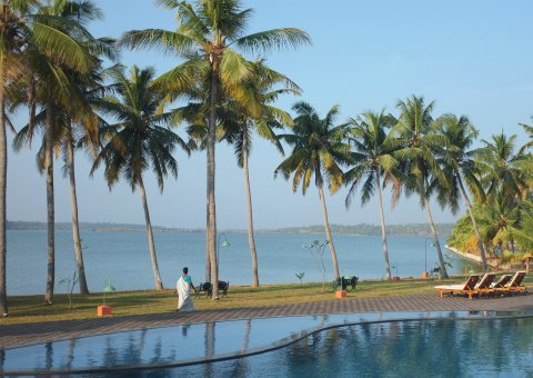 Vom Pool aus haben Sie einen wunderschönen Blick auf den großen Paravur Lake