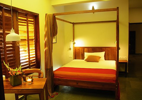 Mit Licht-Akzenten wird das Zimmer im Cliff View Retreat verschönert