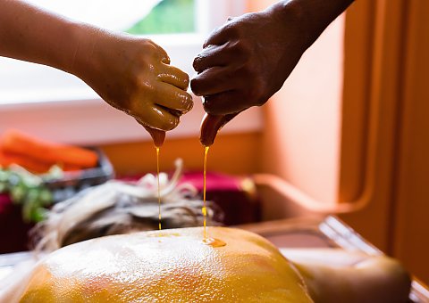 Genießen Sie authentisches Ayurveda in Deutschland mit original indischen Kräutern und Ölen