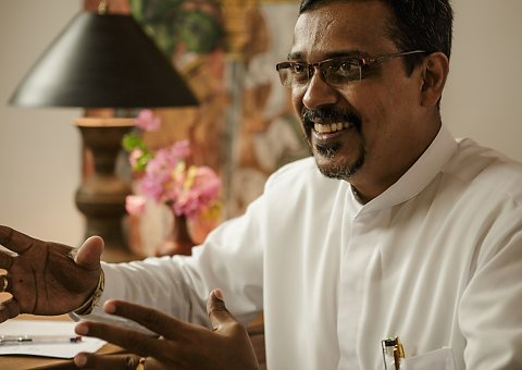 Dr. Upul begleitet seine Gäste persönlich und humorvoll durch ihre Ayurveda-Kur