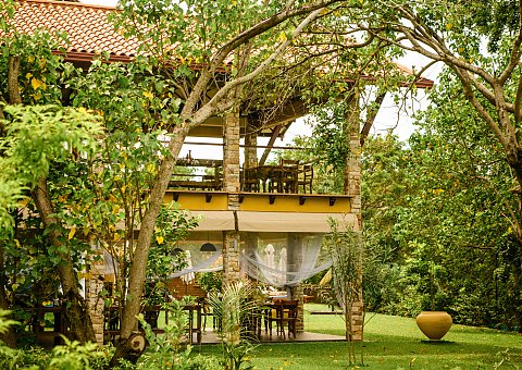 Im luftigen Restaurant des Thaulle Resorts genießen Sie die Natur hautnah