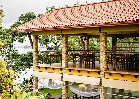 Das offene Restaurant im Thaulle empfängt Sie mit einem wunderschönen Ausblick auf den Yods See