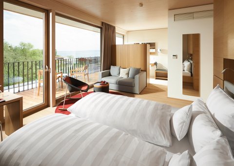 Genießen Sie einen Panoramablick auf den Bodensee von Ihrem Zimmer aus