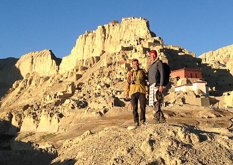 Auf einer NEUE WEGE Reise durch Tibet, die faszinierenden Landschaften erkunden
