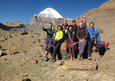 Die Kailash-Reisegruppe rund um Reiseleiter Roman Mueller 