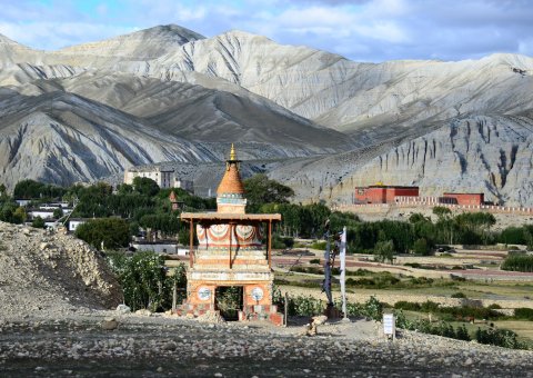 In Mustang treffen Reisende auf faszinierende Bauwerke inmitten imposanter Naturlandschaft