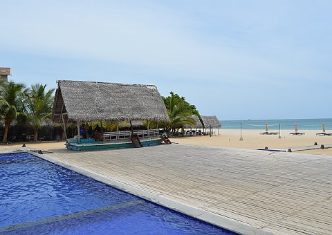 Vom Pool des Maalu Maalu aus haben Sie einen direkten Blick auf den Strand und das Meer