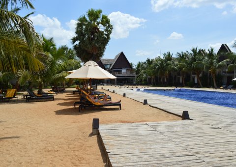 Auf gemütlichen Liegen können die Gäste des Maalu Maalu Sonne und Wärme Sri Lankas genießen