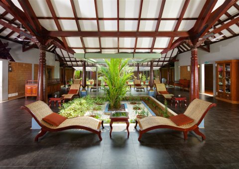 Die komfortable Eingangshalle des Poovar Island Resort in Kerala 
