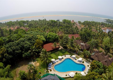 Das Poovar Island Resort in Kerala ist Umgeben von Palmen und liegt zwischen Ozean und Backwaters