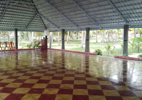 Die Yogahalle im Poovar Island Resort bietet viel Platz für ergänzende Yoga-Stunden zur Ayurveda-Kur