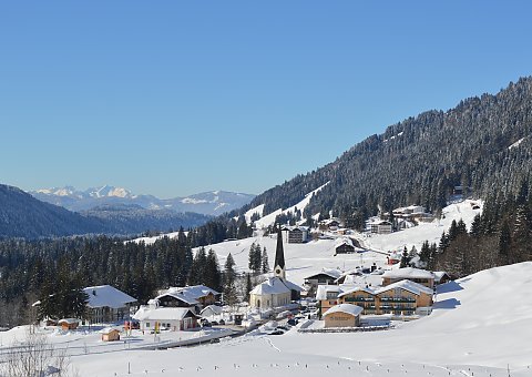 Traumhafte Ausblicke auf die verschneite Winterlandschaft um das Bio-Berghotel Ifenblick