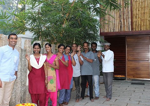 Das gesamte Team des Cliff View Ayurveda Retreats freut sich auf Sie!
