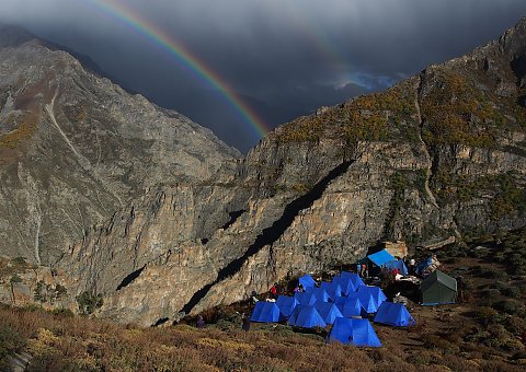 Spektakuläres Nepal Trekking - ein Regenbogen lugt über dem Karnali Canyon Camp hervor
