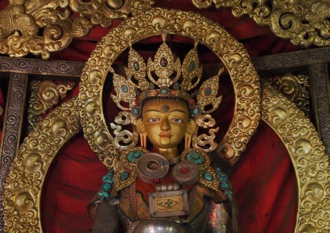Meditative Stille umfängt Sie während eines Zwischenstops auf Ihrer Tibet und Nepal Trekking im Halji Gompa Tempel