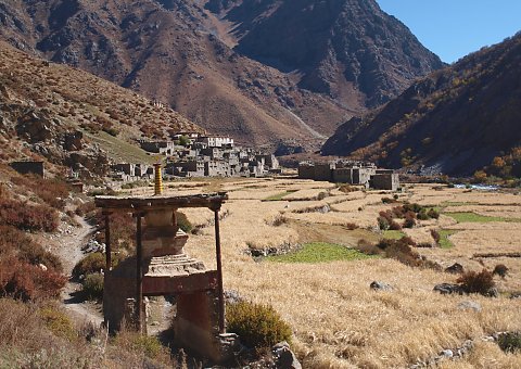 Das Limi Tal in Tibet und Nepal bietet viele Facetten - Berge, Felsen, Steppen, Flüsse, kleine landestypische Ortschaften, Klöster - all das erwartet Sie beim Trekking im Limi Tal Tibets
