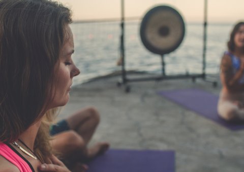 In sich kehren bei einer ruhigen Meditation auf der Terrasse des Hotel Galosol auf Madeira