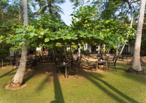 Lauschige ruhige Plätzchen der Idylle warten im Garten des Surya Lanka auf Sie