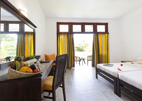 Einladend, mit Holz und typisch für Sri Lanka sind die Zimmer des Surya Lanka eingerichtet, hier der New Wing Ground Floor