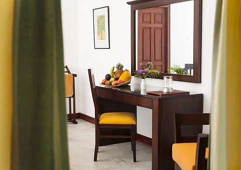 Einladend mit Holz sind die Zimmer des Surya Lanka eingerichtet, hier im New Wing Ground Floor