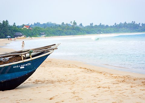Der weitläufige Sandstrand des Surya Lanka lädt zu ausgiebigen Spaziergängen ein